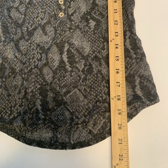 Pilcro Anthropologie Shirt Womens XXS Andie Ribbed Tissue Henley Thin Snakeprint - Picture 6 of 6